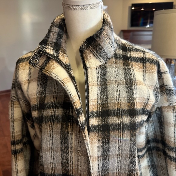 Beautiful coat - Picture 2 of 5